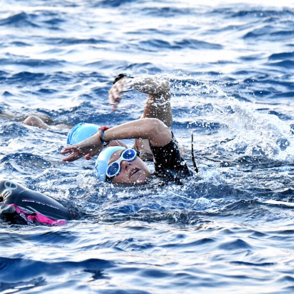 Exclusif - Laura Tenoudji Estrosi, encadrée par son frère Brian et Magali Reymomenq, athléte confirmée, pendant l'épreuve de nage de l'IronMan 70.3 2021 à Nice le 12 septembre 2021. © Bruno Bebert / Bestimage