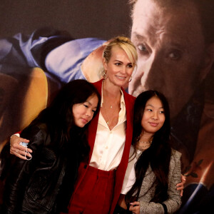 Laeticia Hallyday et ses filles Joy et Jade - Projection au Grand Rex à Paris des documentaires "Johnny USA" et "A nos promesses" à l'occasion de la Journée Spéciale Johnny, son rêve américain. Le 21 octobre 2020 © Jacovides-Moreau / Bestimage