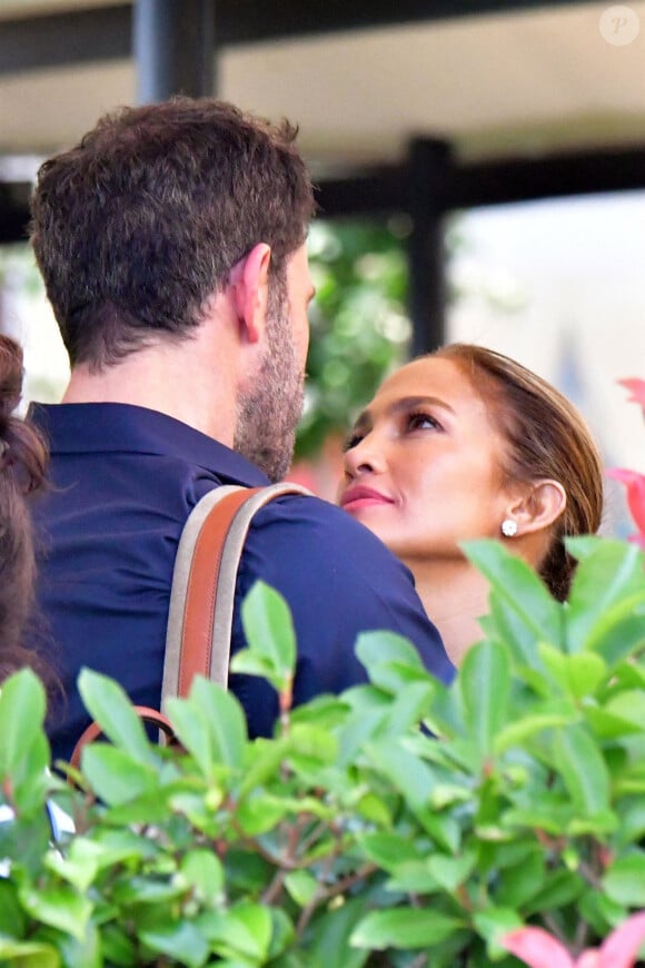 Jennifer Lopez et Ben Affleck partagent une pause tendresse en marge du 78ème festival international du film de Venise, la Mostra le 11 septembre 2021.