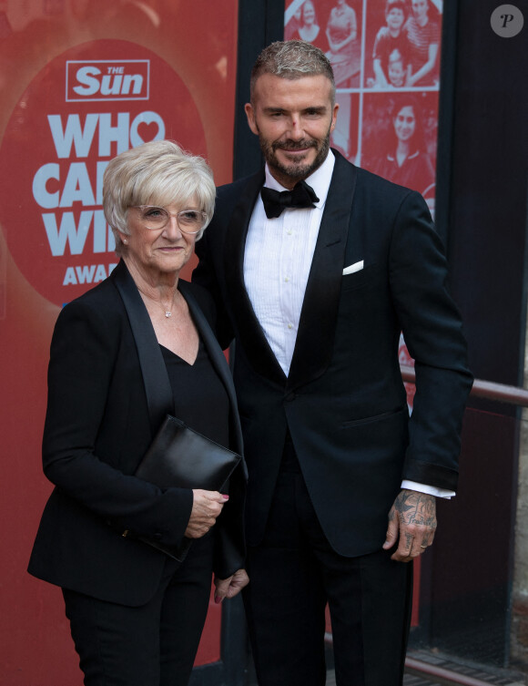 David Beckham et sa mère Sandra Beckham à la soirée des "Sun Who Cares Wins Awards" au Roundhous à Londres, le 14 septembre 2021.