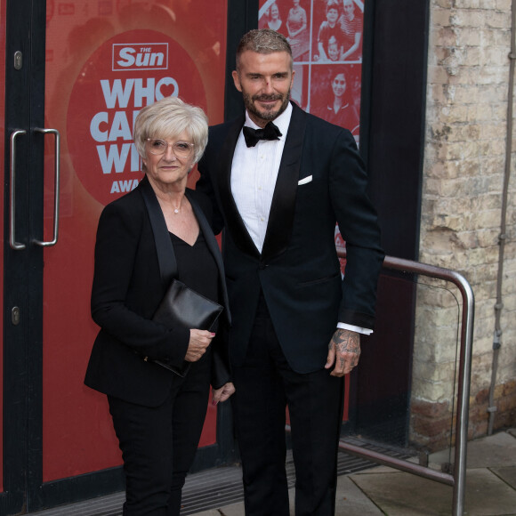 David Beckham et sa mère Sandra Beckham à la soirée des "Sun Who Cares Wins Awards" au Roundhous à Londres, le 14 septembre 2021.