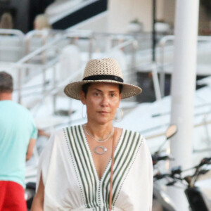 Cristina Cordula sur le port de Saint-Tropez le 31 Juillet 2020.