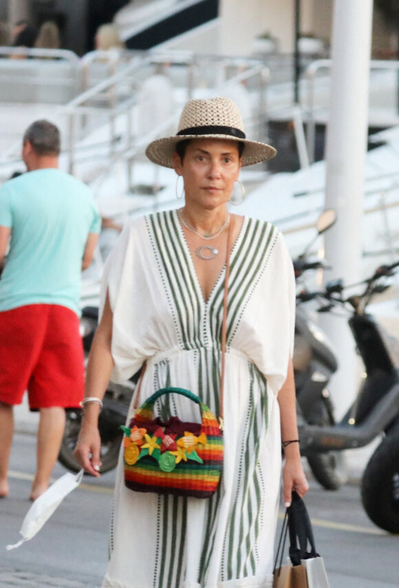 Cristina Cordula sur le port de Saint-Tropez le 31 Juillet 2020.