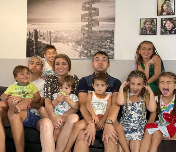 Amandine Pellissard participe avec son mari Alexandre et ses huit enfants à "Familles nombreuses, la vie en XXL".