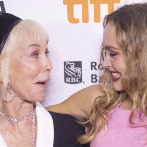 Lily-Rose Depp et Trudie Styler lors du photocall du film "Silent Night" au Festival du film de Toronto (TIFF) le 16 septembre 2021.