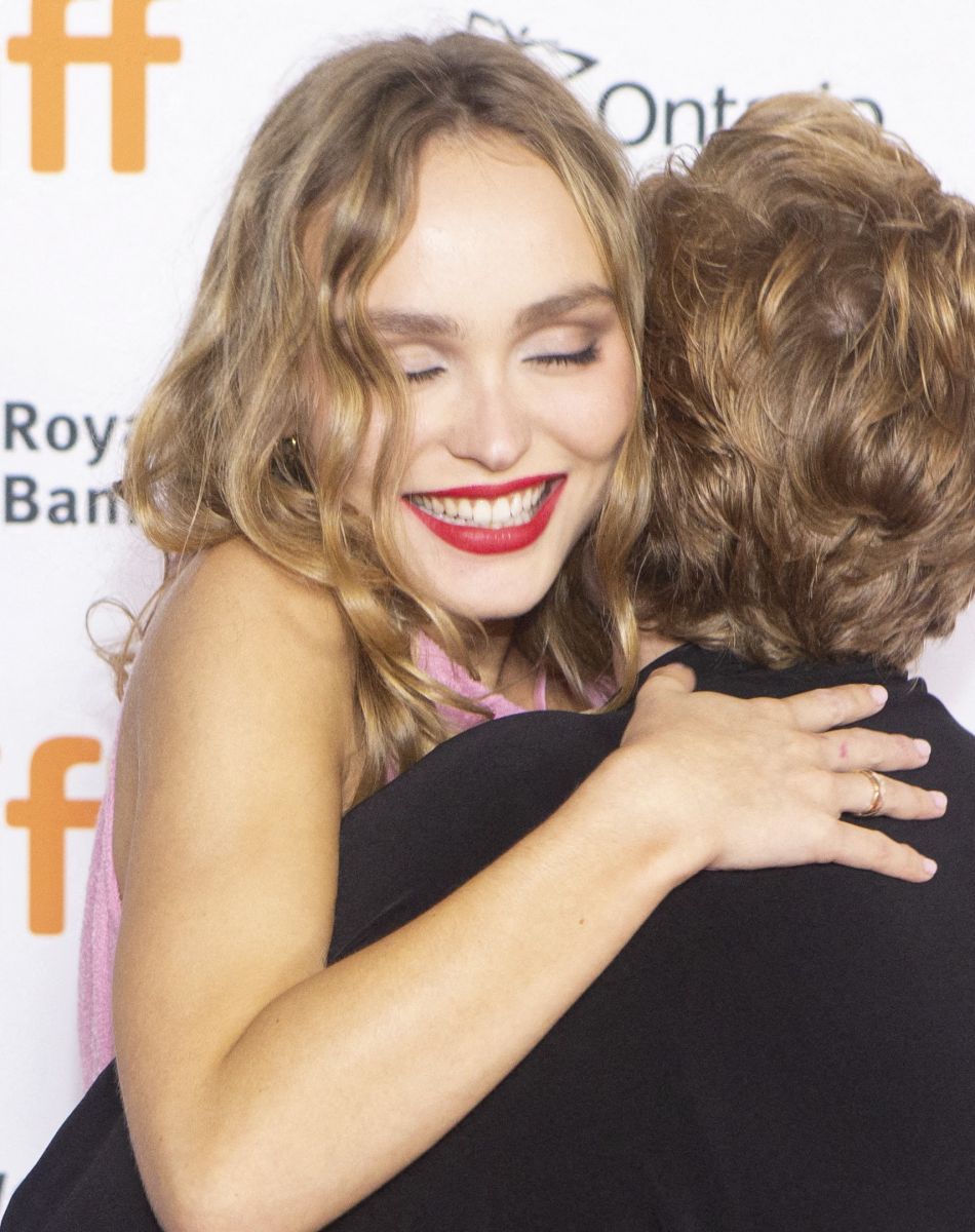 Lily-Rose Depp et Camille Griffin lors du photocall du film "Silent Night" au Festival du film de Toronto (TIFF) le 16 septembre 2021.