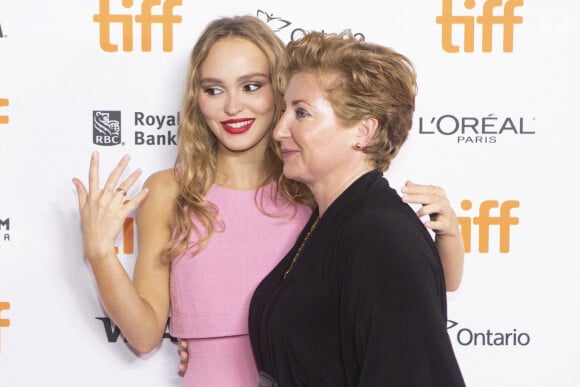 Lily-Rose Depp et Camille Griffin lors du photocall du film "Silent Night" au Festival du film de Toronto (TIFF) le 16 septembre 2021.