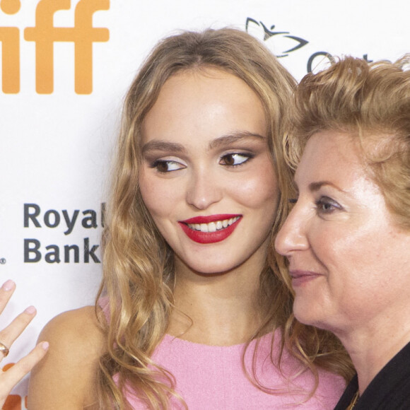 Lily-Rose Depp et Camille Griffin lors du photocall du film "Silent Night" au Festival du film de Toronto (TIFF) le 16 septembre 2021.