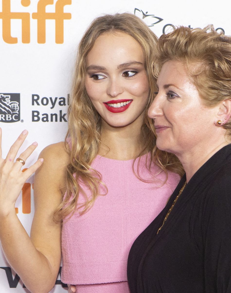 Lily-Rose Depp et Camille Griffin lors du photocall du film "Silent Night" au Festival du film de Toronto (TIFF) le 16 septembre 2021.