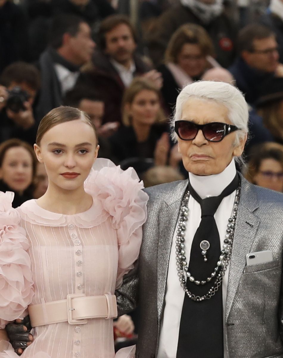 Lily-Rose Depp et Karl Lagerfeld - Premier défilé de mode "Chanel", collection Haute-Couture printemps-été 2017 au Grand Palais à Paris. Le 24 janvier 2017 © Olivier Borde / Bestimage