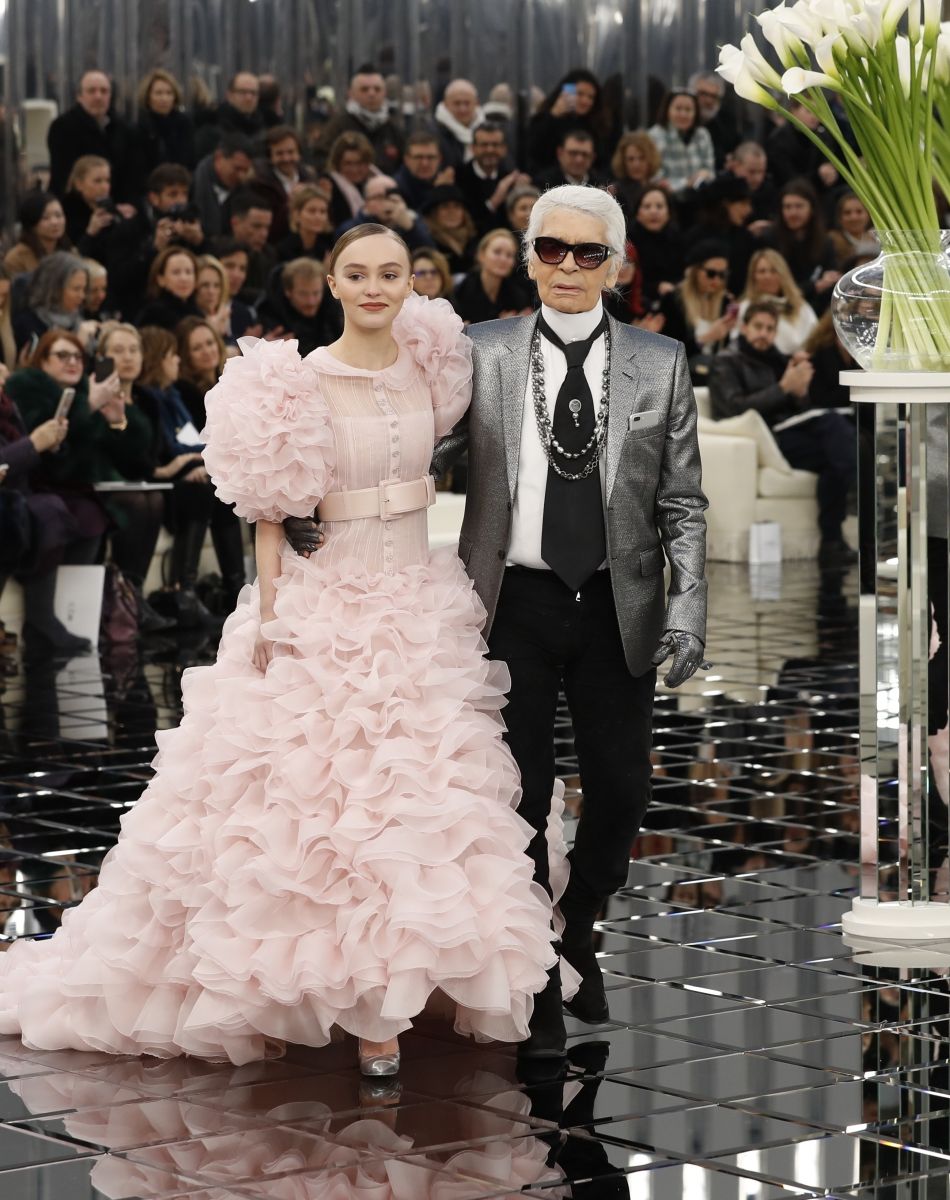 Lily-Rose Depp et Karl Lagerfeld - Premier défilé de mode "Chanel", collection Haute-Couture printemps-été 2017 au Grand Palais à Paris. Le 24 janvier 2017 © Olivier Borde / Bestimage