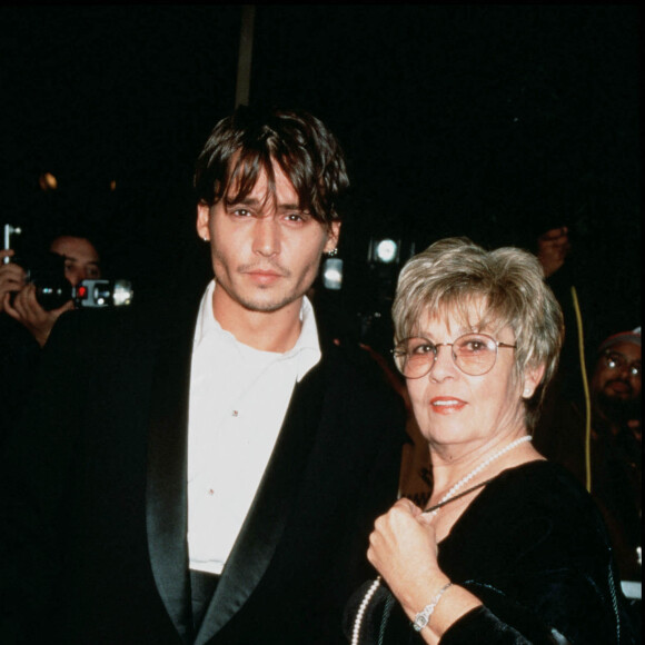 Johnny Depp et sa mère Betty Sue à la première du film "Nick in Time" à Hollywood en 1995. 