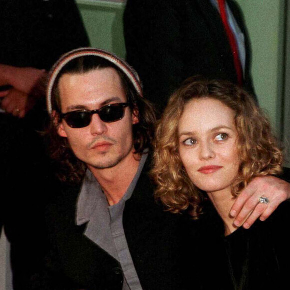 Johnny Depp reçoit son étoile sur le Walk Of Fame de Los Angeles, avec Vanessa Paradis, en 1999. 