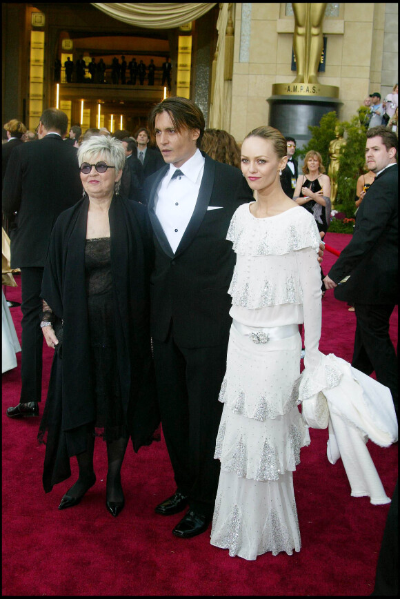 Johnny Depp, sa mère Betty et Vanessa Paradis à la 76e édition des Oscars.