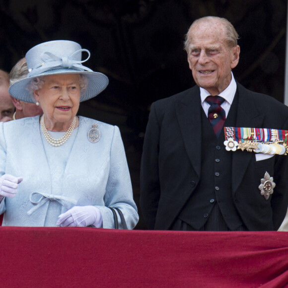 La reine Elisabeth II d'Angleterre et le prince Philip, duc d'Edimbourg au palais de Buckingham pour assister à la parade "Trooping The Colour" à Londres. 