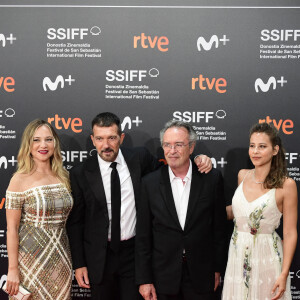 Pilar Castro, Antonio Banderas, Oscar Martinez et Irene Escolar - Cérémonie d'ouverture du 69e Festival International du Film de San Sebastian. Le 17 septembre 2021.