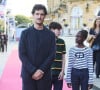 Joseph Engel entouré de Louis Garrel et sa fille Oumy - Première du film "La croisade" lors du 69e Festival International du Film de San Sebastian. Le 18 septembre 2021.