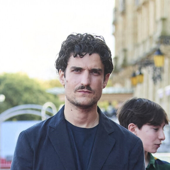 Joseph Engel entouré de Louis Garrel et sa fille Oumy - Première du film "La croisade" lors du 69e Festival International du Film de San Sebastian. Le 18 septembre 2021.