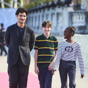 Joseph Engel entouré de Louis Garrel et sa fille Oumy - Première du film "La croisade" lors du 69e Festival International du Film de San Sebastian. Le 18 septembre 2021.