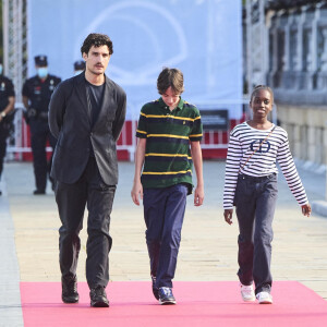 Joseph Engel entouré de Louis Garrel et sa fille Oumy - Première du film "La croisade" lors du 69e Festival International du Film de San Sebastian. Le 18 septembre 2021.