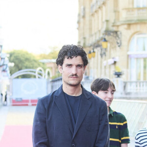 Joseph Engel entouré de Louis Garrel et sa fille Oumy - Première du film "La croisade" lors du 69e Festival International du Film de San Sebastian. Le 18 septembre 2021.