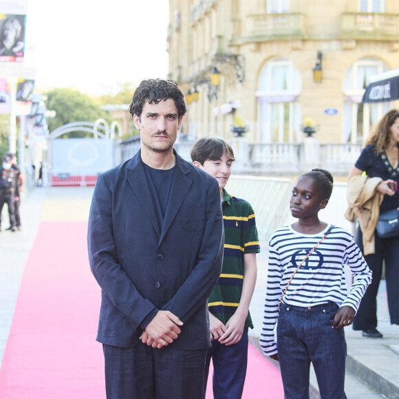 Joseph Engel entouré de Louis Garrel et sa fille Oumy - Première du film "La croisade" lors du 69e Festival International du Film de San Sebastian. Le 18 septembre 2021.