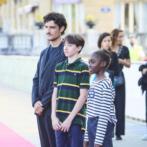 Joseph Engel entouré de Louis Garrel et sa fille Oumy - Première du film "La croisade" lors du 69e Festival International du Film de San Sebastian. Le 18 septembre 2021.