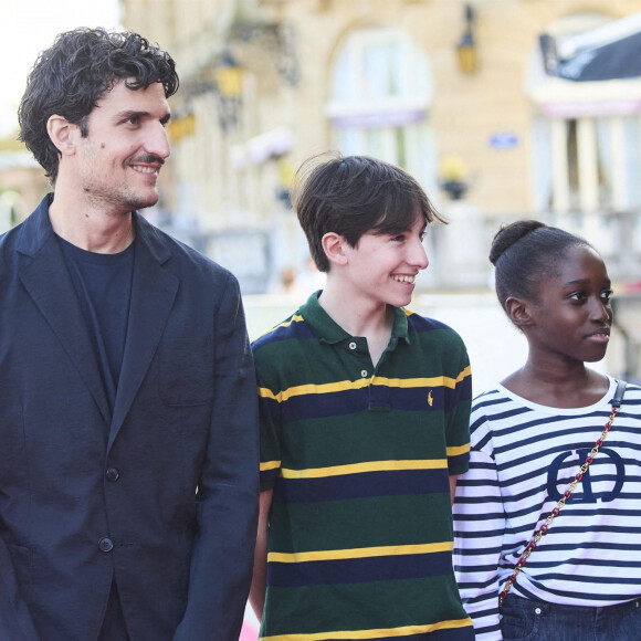 Joseph Engel entouré de Louis Garrel et sa fille Oumy - Première du film "La croisade" lors du 69e Festival International du Film de San Sebastian. Le 18 septembre 2021.