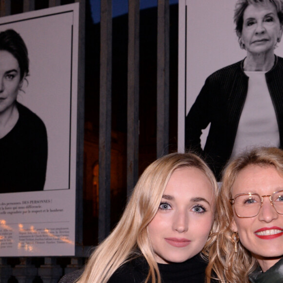 Exclusif - Chloé Jouannet et sa mère Alexandra Lamy au vernissage de l'exposition photos "Libres et égales" à l'occasion de la journée internationale des droits des femmes sur les grilles de la cour d'appel à Paris, France, le 6 mars 2020. © Rachid Bellak/Bestimage