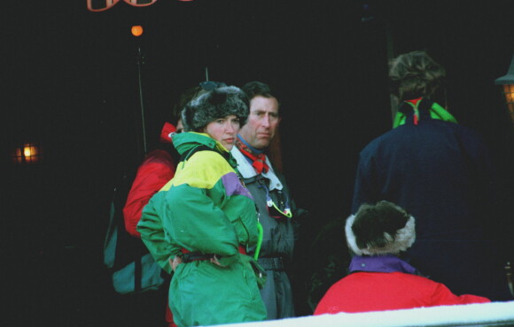 Le prince Charles et Tiggy Legge-Bourke au ski en Suisse en 1996. 