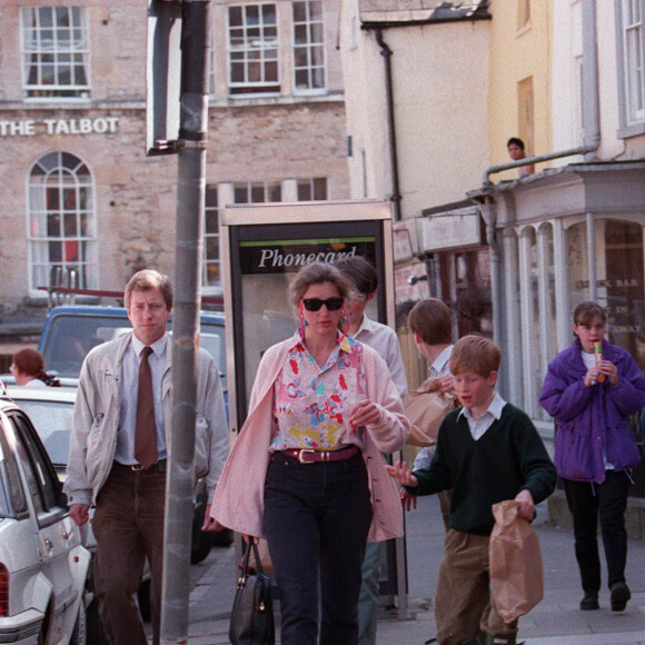 Le prince William et le prince Harry avec leur nounou Tiggy Legge-Bourke à Tetbury en 1995.