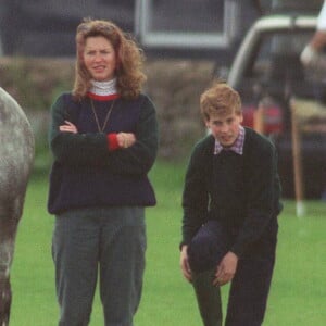 Le prince Charles, ses fils les princes William et Harry avec leur nounou Tiggy Legge-Bourke lors d'un match de polo dans le Gloucestershire.
