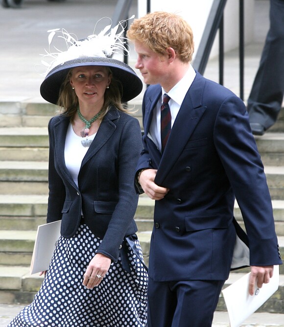 Le prince Harry et son ancienne nounou Tiggy Legge-Bourke à la sortie d'une messe hommage à Diana à Londres en 2007. 