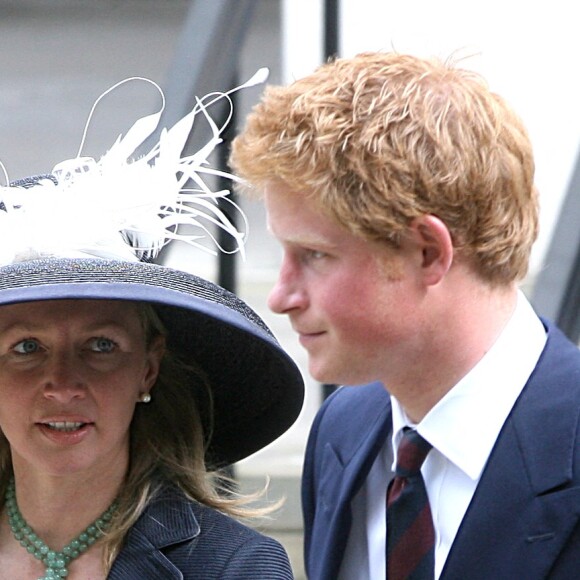Le prince Harry et son ancienne nounou Tiggy Legge-Bourke à la sortie d'une messe hommage à Diana à Londres en 2007. 