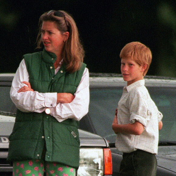 Le prince Harry et sa nounou Tiggy Legge-Bourke à un match de polo à Cirencester.
