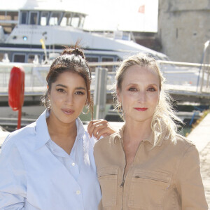 Leila Bekhti, Audrey Lamy de La Vengeance au triple galop - Photocall lors du Festival de la Fiction de La Rochelle. Le 17 septembre 2021 © Christophe Aubert via Bestimage