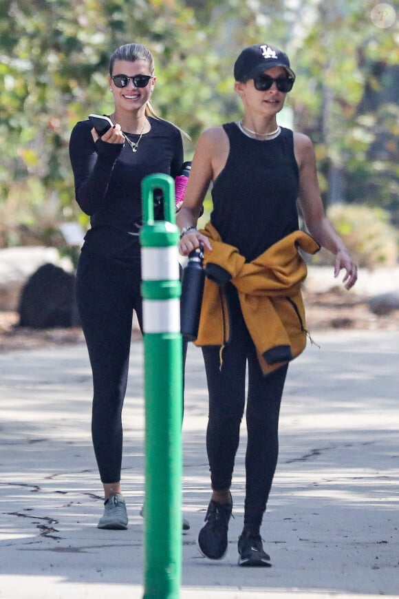 Sofia Richie et sa soeur Nicole font une randonnée avec un ami dans les montagnes de Santa Monica le 8 septembre 2021. 