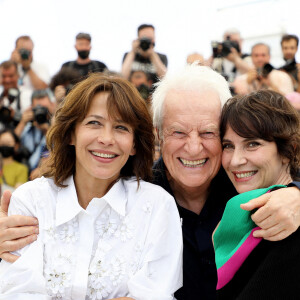 Sophie Marceau (habillée en Celine), André Dussollier, Géraldine Pailhas au photocall du film Tout s'est bien passé lors du 74ème festival international du film de Cannes le 8 juillet 2021 © Borde / Jacovides / Moreau / Bestimage 