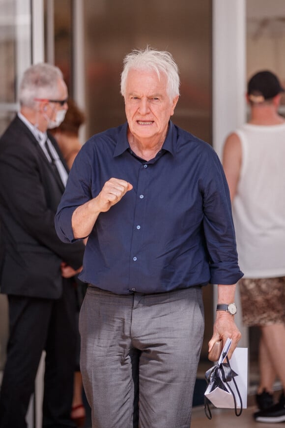 André Dussollier aperçu aux abords de l'hôtel Martinez pendant le 74 ème festival international du film de Cannes (6-17 juillet 2021), le 8 juillet 2021. 