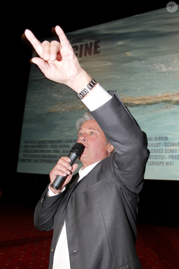 Exclusif - Alain Delon assiste à la projection du film "La Piscine" en marge de l'exposition que la ville de Boulogne Billancourt consacre à Romy Schneider.