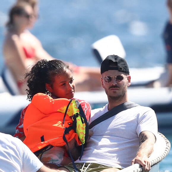 Matt Pokora et sa compagne Christina Milian avec des amis au restaurant de plage Le Layet au Lavandou le 20 juillet 2020.