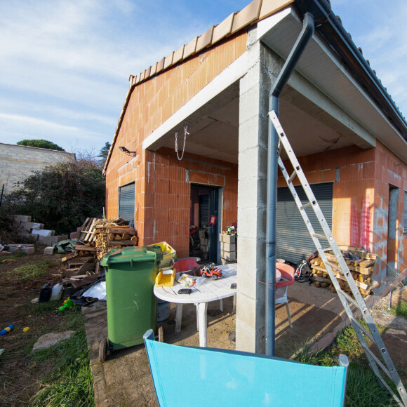 La maison en construction de Delphine Jubillar (Aussaguel) , disparue sans laisser de traces depuis le 16 décembre 2020 à Cagnac les Mines dans le Tarn. Un gendarme et une équipe du service des eaux ont mené des investigations pour chercher des traces dans le réseau raccordé à la maison. Le 7 janvier 2021  © Frédéric Maligne / Bestimage
