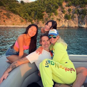 Laeticia Hallyday, ses filles Jade et Joy, et Jalil Lespert à Saint-Barth, sur Instagram en décembre 2020.