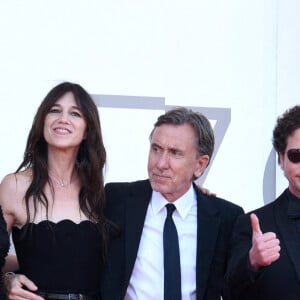 Eréndira Núñez Larios, Cristina Velasco, Charlotte Gainsbourg, Tim Roth, Michel Franco, Iazua Larios - Tapis rouge du film "Sundown" lors du 78ème festival international du film de Venise (La Mostra), le 5 septembre 2021.