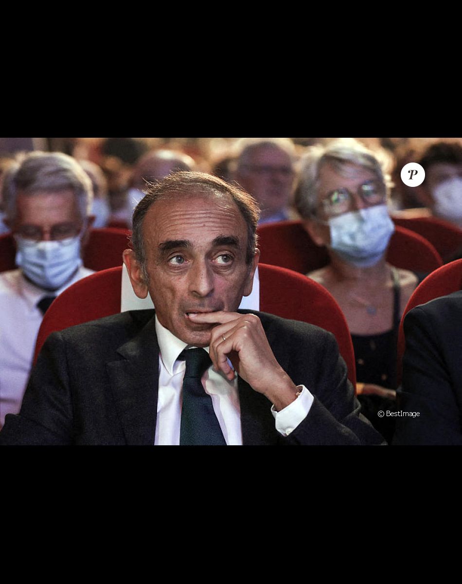 Le polémiste d'extrême droite français Eric Zemmour participe à la réunion "La Journée des Conservateurs" organisée pour discuter de la place de la droite dans les débats politiques à Asnières, près de Paris, France, 26 septembre 2021.