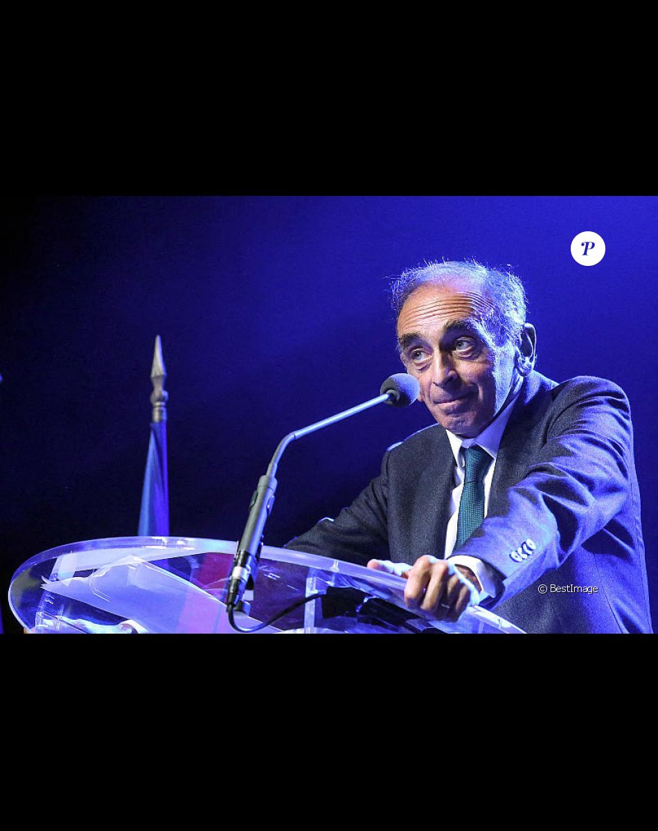 Le polémiste d'extrême droite français Eric Zemmour participe à la réunion "La Journée des Conservateurs" organisée pour discuter de la place de la droite dans les débats politiques à Asnières, près de Paris, France, 26 septembre 2021.