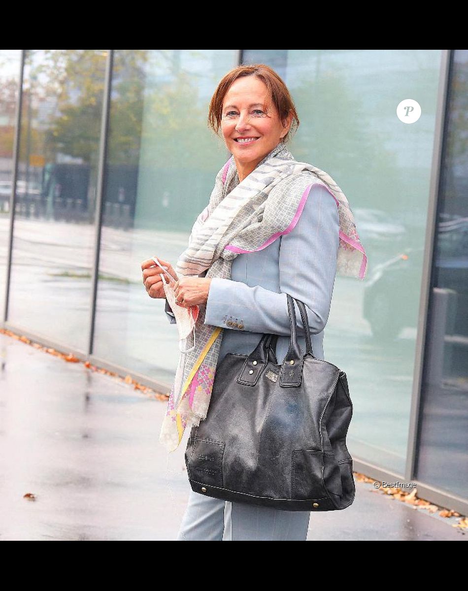Exclusif - Ségolène Royal à la sortie des studios de BFM Tv le 10 novembre 2020 © Panoramic / Bestimage