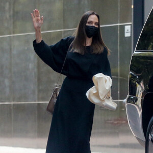 Exclusif - Angelina Jolie quitte un immeuble de bureaux à Beverly Hills. Le 23 août 2021.