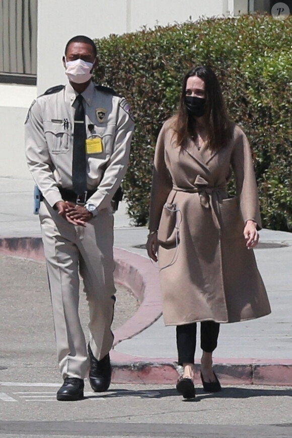 Exclusif - Angelina Jolie retrouve ses enfants Shiloh, Vivienne et Zahara vers 16h00 après avoir passé 6 heures à l'hôpital de Burbank en Californie le 20 août 2021.