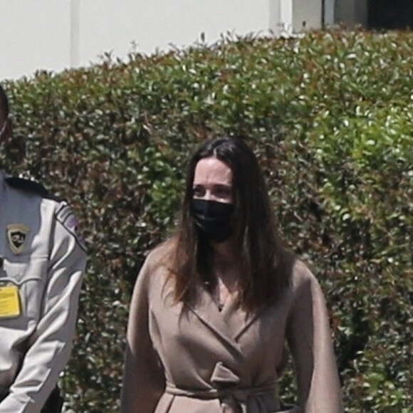 Exclusif - Angelina Jolie retrouve ses enfants Shiloh, Vivienne et Zahara vers 16h00 après avoir passé 6 heures à l'hôpital de Burbank en Californie le 20 août 2021.